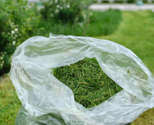 Rasenschnitt in Plastiksäcken